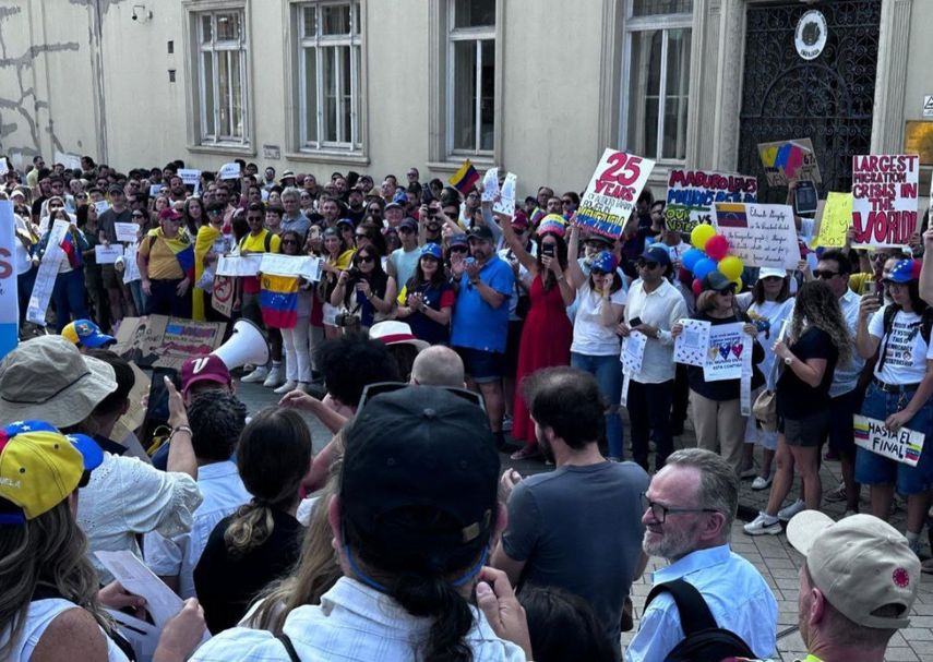 Venezolanos en Londres, inglaterra, se unieron a la Gran Protesta Mundial en contra del fraude de Nicolás Maduro