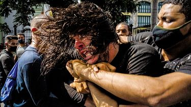 Un joven es arrestado tras las protestas populares del 11 de julio de 2021 en Cuba.