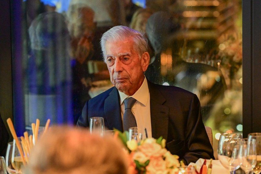 El premio nobel de literatura peruano Mario Vargas Llosa murió el domingo a los 89 años en la capital de Perú.