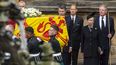 El príncipe Andrés, duque de York, Sophie, condesa de Wessex, el vicealmirante Timothy Laurence, el príncipe Eduardo, conde de Wessex, y la princesa Ana destacan entre el ataúd de la reina Isabel II, cubierto con el estandarte real de Escocia, cuando es llevado al Palacio de Holyroodhouse, en Edimburgo, el 11 de septiembre de 2022.