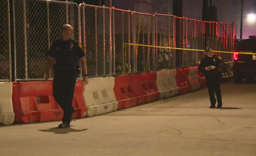 En esta imagen tomada de un video prove&iacute;do por KSAT, polic&iacute;as de San Antonio arriban a la escena de un tiroteo fatal en un club de conciertos el domingo, 19 de enero del 2020. Dos personas murieron en el incidente.&nbsp;