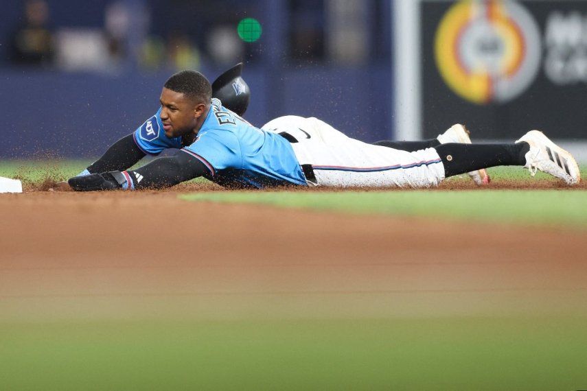 &nbsp;Xavier Edwards, número 9 de los Marlins de Miami, se roba la segunda base contra los Piratas de Pittsburgh en el Loan Depot Park el 30 de marzo de 2025 en Miami, Florida.