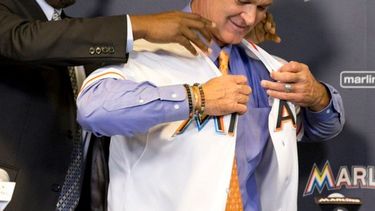 Mattingly durante la presentación con los Marlins (CORTESÍA)