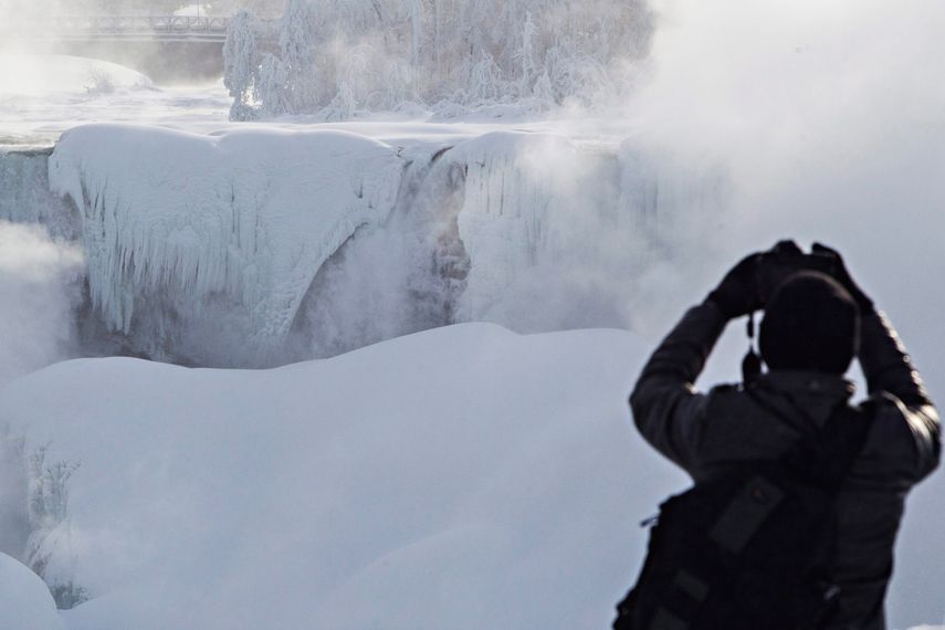 El río Niágara sigue fluyendo debajo de la capa de hielo, de modo que las cataratas no están totalmente congeladas. Pero el colchón de hielo cerca de la caída del agua y los árboles circundantes convertidos en estalagmitas las ha convertido en un espec
