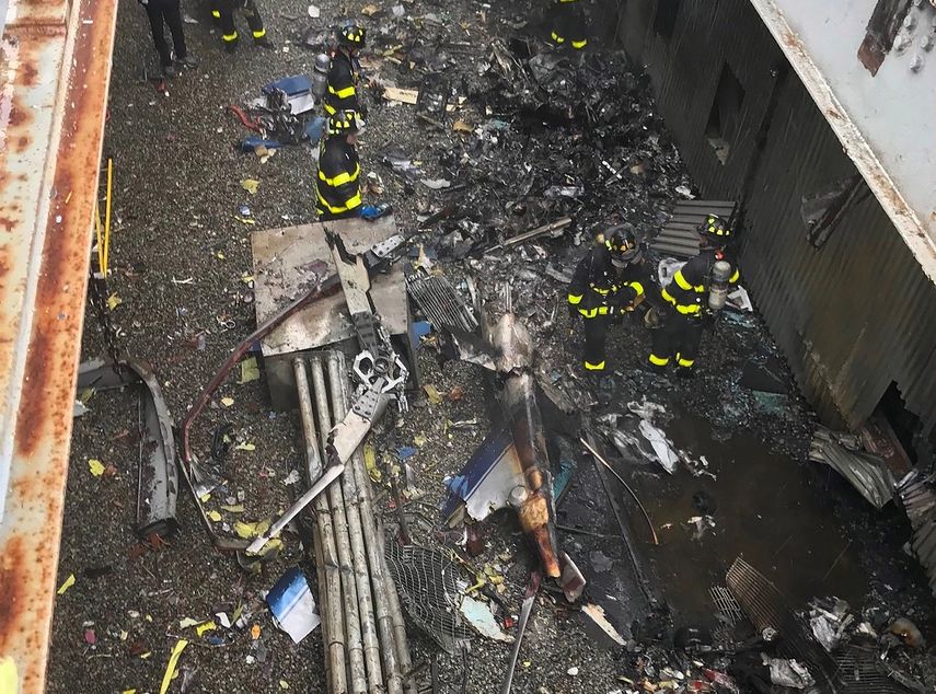 Fotografía cedida por el Departamento de Bomberos de Nueva York (FDNY) que muestra el lugar donde un helicóptero chocó contra el Equitable Building en el centro de Manhattan.&nbsp;