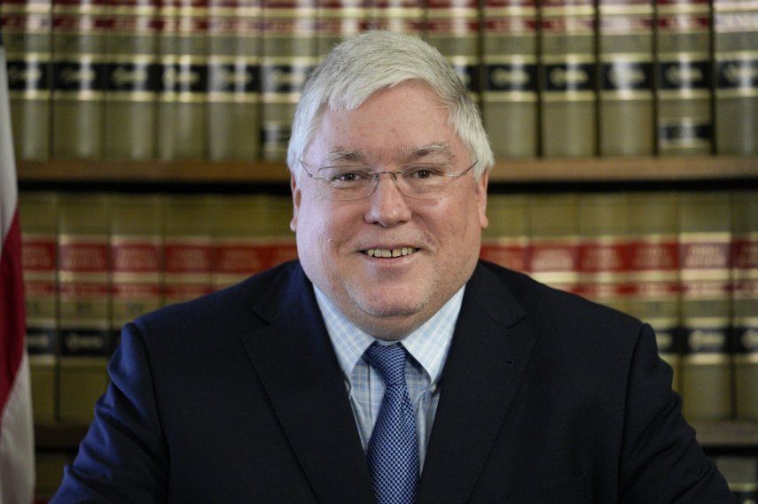 El fiscal general de West Virginia, Patrick Morrisey, habla con periodistas en el Capitolio estatal en Charleston el jueves 4 de mayo de 2023 en Charleston, West Virginia.&nbsp;
