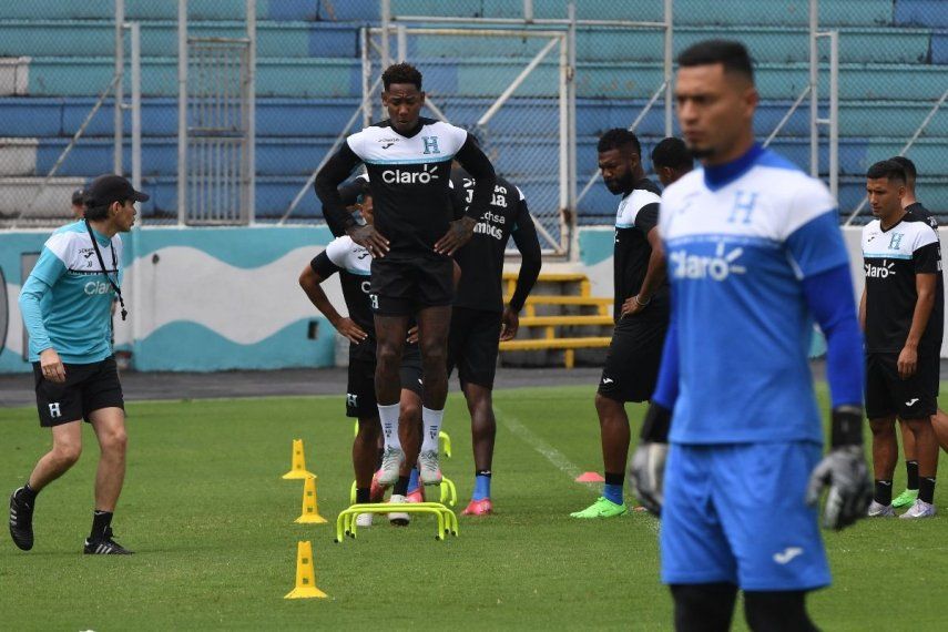 Los jugadores de la selección nacional de fútbol de Honduras participan en un entrenamiento en el Estadio Nacional Chelato Uclés de Tegucigalpa el 5 de junio de 2025, antes de su partido clasificatorio para la Copa Mundial de la FIFA 2026 contra las Islas Caimán.