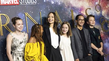 Shiloh Jolie-Pitt, Zahara Jolie, Angelina Jolie, Vivienne Jolie-Pitt, Maddox Jolie y Knox Jolie-Pitt posan para los fotógrafos al llegar al estreno de la película Eternals el miércoles 27 de octubre de 2021 en Londres.