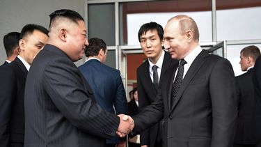 El líder norcoreano, Kim Jong-un (izq), estrecha la mano al presidente ruso, Vladímir Putin (dcha), durante la primera cumbre entre ambos mandatarios en la isla de Russki, Vladivostok, Rusia.&nbsp;