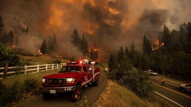 Gran incendio forestal continúa su avance en Oregon