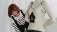 En esta foto de archivo tomada el 17 de junio de 2004, la diseñadora británica Mary Quant viste a una modelo en París.