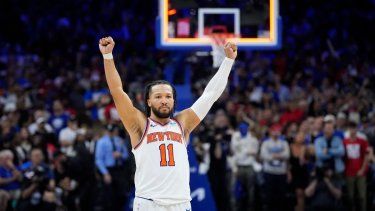 Jalen Brunson de los Knicks de Nueva York reacciona tras ganar el juego 6 de la serie de primera ronda ante los 76ers de Filadelfia, el jueves 2 de mayo del 2024.