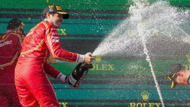 El piloto español de Ferrari, Carlos Sainz, rocía champán mientras celebra su victoria en el Gran Premio de Australia en Albert Park, Melbourne, Australia, el domingo 24 de marzo de 2024.