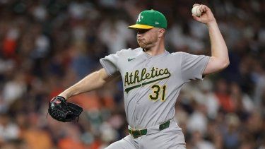 El relevista Sean Newcomb, de los Atléticos, lanza en un encuentro ante los Astros de Houston, el 26 de julio de 2025.