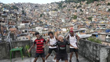 Jóvenes interpretan el estilo de baile callejero conocido como passinho para sus cuentas de redes sociales, en la favela Rocinha de Río de Janeiro, Brasil, el miércoles 17 de abril de 2024.