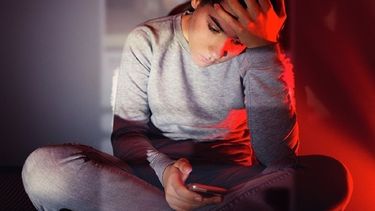 Con las fiestas navideñas a la vuelta de la esquina, los menores cuentan con unos días de vacaciones en los que se alejan del contacto diario con sus amigos en el colegio. Esto lleva a que sus relaciones sociales se muevan hacia la interacción por redes sociales, como Instagram o TikTok, y plataformas de mensajería instantánea como WhatsApp.