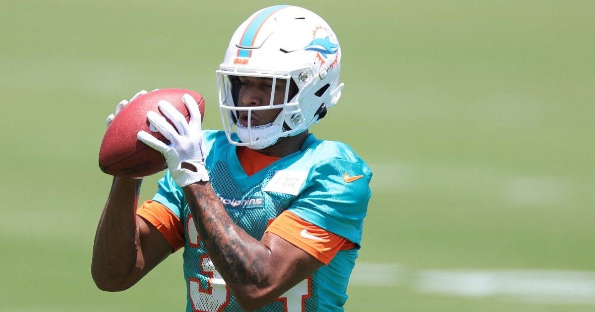 Dolphins realizan movimientos en su plantilla