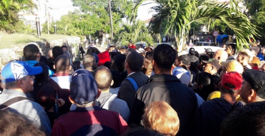Cubanos esperan para ser atendidos en el Consulado de Colombia en La Habana.
