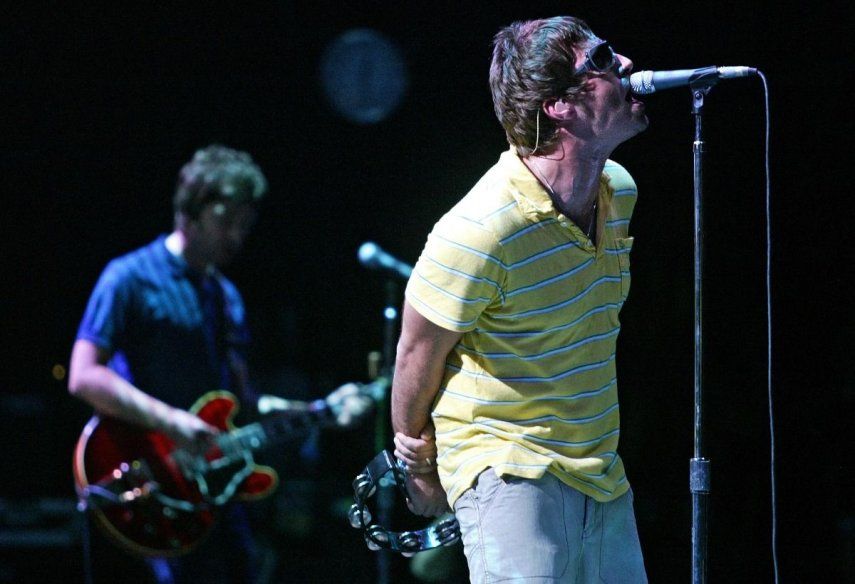 Los músicos británicos Liam y Noel Gallagher, miembros del grupo Oasis, actúan durante su concierto en el Festival Internacional de Benicasim, en Benicasim, Castellón, el 7 de agosto de 2005.&nbsp;