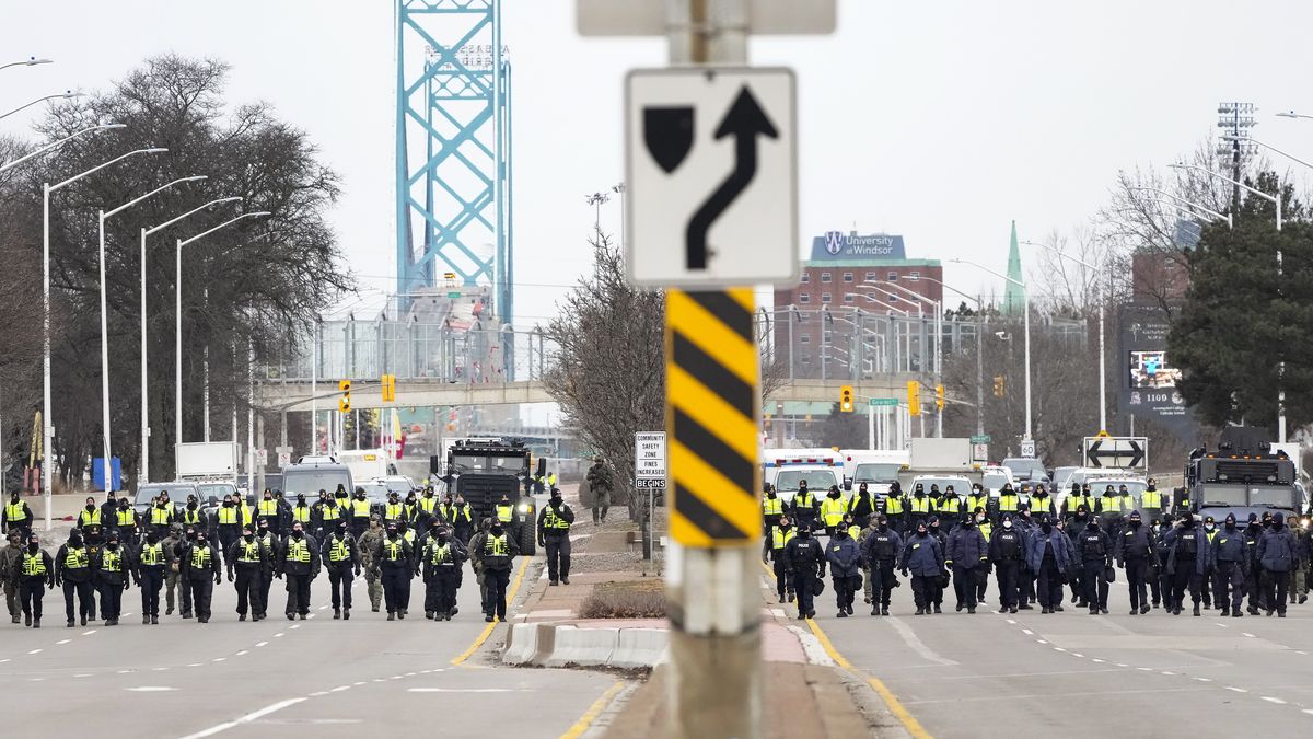 Police clear border blockade and make arrests