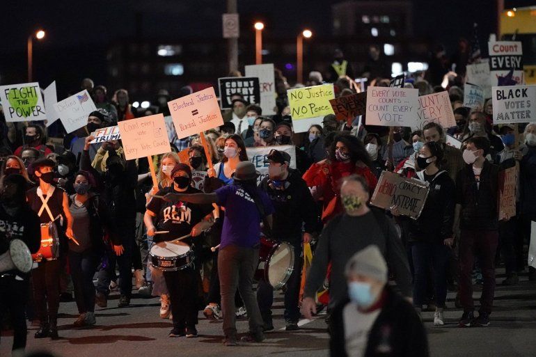 Unas personas protestan en Portland, Oregón, el miércoles 4 de noviembre de 2020, luego de los comicios presidenciales de Estados Unidos. 