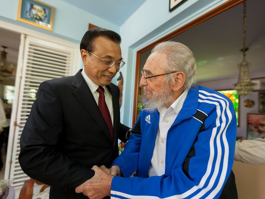 Fidel Castro saluda al primer ministro de China,&nbsp;Li Keqiang