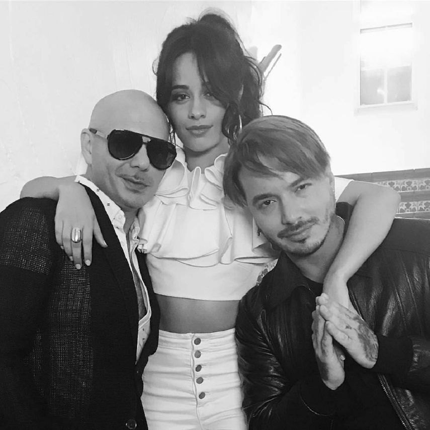 Camila Cabella junto a J Balvin y Pitbull.