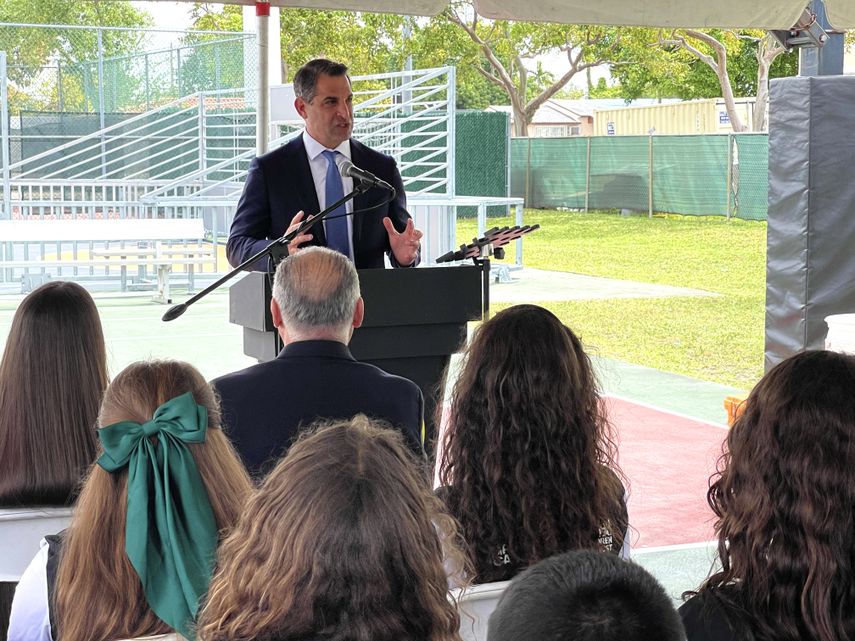 James R. Haj, presidente de The Children’s Trust, toma la palabra en el evento de Hialeah.&nbsp;