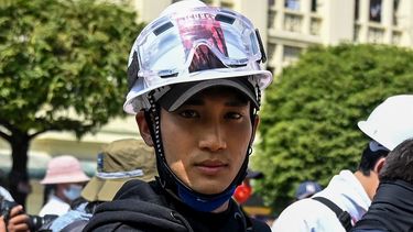 En esta foto de archivo tomada el 17 de febrero de 2021, el modelo, actor y cantante Paing Takhon asiste a una manifestación contra el golpe militar en Yangon. Takhon ha sido condenado a tres años de prisión, dijo su equipo legal el 27 de diciembre de 2021.