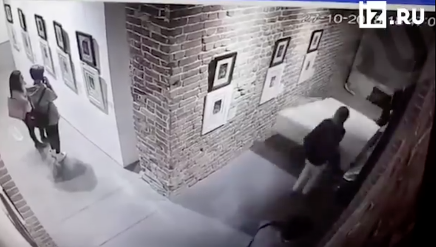 Los cuadros se cayeron de la pared en la que estaban expuestos cuando la joven intentaba fotografiarse con su smartphone.
