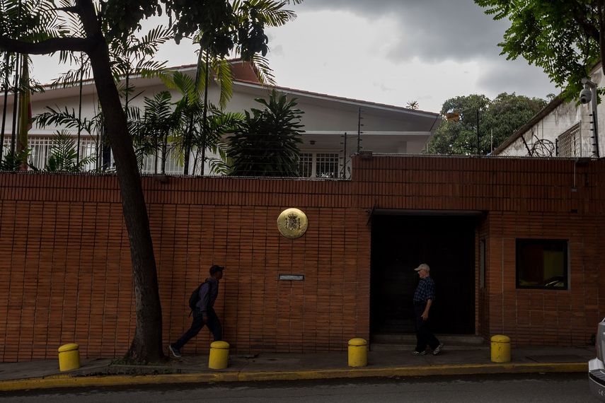Vista parcial de la fachada de sede de la Embajada de España en Venezuela.