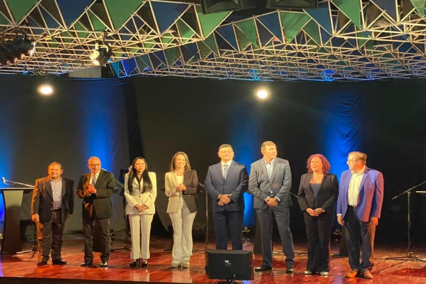 Ocho de los 13 candidatos que participarán en la primarias de la oposición participan en un debate. De izquierda a derecha: Andrés Velásquez, Andrés Caleca, Delsa Solórzano, María Corina Machado, Freddy Superlano, Carlos Prosperi, Tamara Adrián y César Pérez.