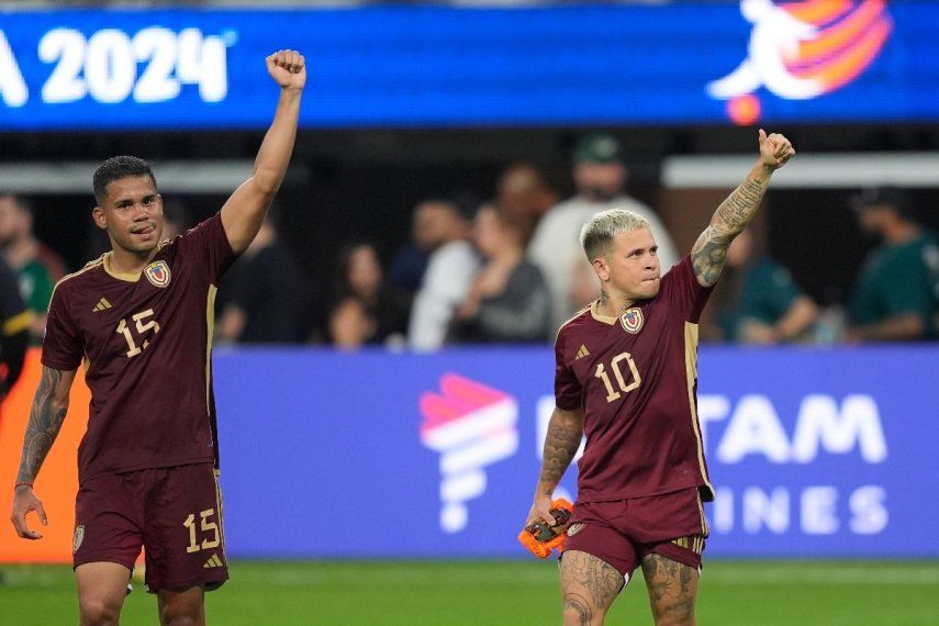 Los venezolanos Miguel Navarro (izquierda) y Yefferson Soteldo celebra la victoria 1-0 ante México en el Grupo B de la Copa América, el miércoles 26 de junio de 2024, en Inglewood, California.&nbsp;