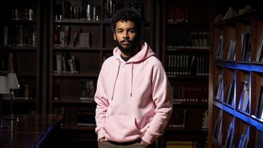El cineasta brasileño Gabriel Martins posa durante una sesión de fotos en el festival de cine Cinelatino en Toulouse, suroeste de Francia, el 28 de marzo de 2022.