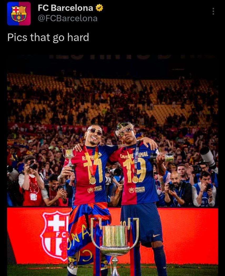 Raphinha y Lamine Yamal celebran con el trofeo de la Copa del Rey conquistado por el FC Barcelona ante el Real Madrid