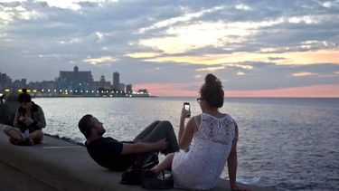 Cubanos en la zona de wifi del Malecón.