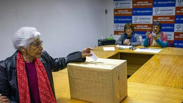 La profesora retirada Nora Zurita, de 91 años, deposita su voto sobre si continuar o no la huelga de maestros de escuelas públicas iniciada más de un mes antes, en Santiago de Chile,