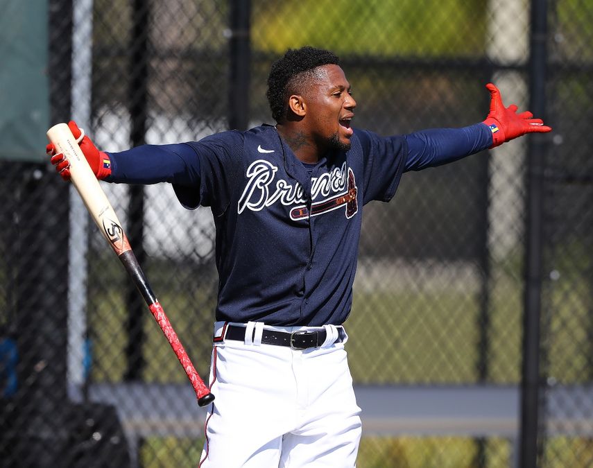 Ronald Acuña, de los Bravos de Atlanta, bromea durante una práctica de bateo en North Port, Florida, el jueves 17 de marzo de 2022