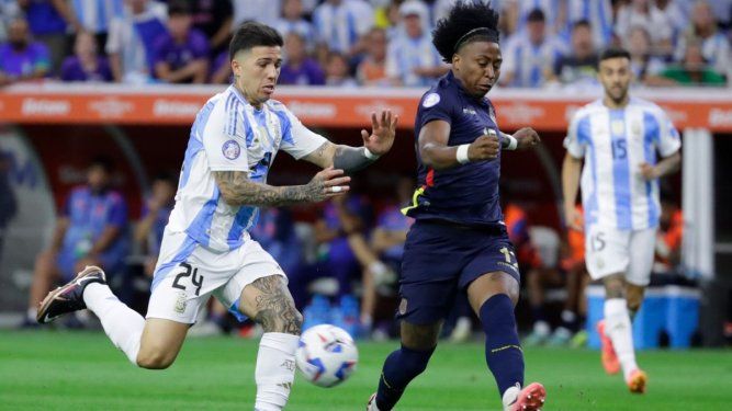 En esta imagen de archivo, el jugador de Ecuador, Ángelo Preciado (derecha), y el argentino Enzo Fernández pelean por un balón en los cuartos de final de la Copa América, en Houston, el 4 de julio de 2024.