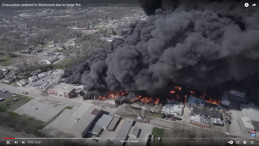 Incendio en planta de reciclaje de plásticos, desatado el 11 de abril de 2023 en Indiana, provoca humo tóxico.