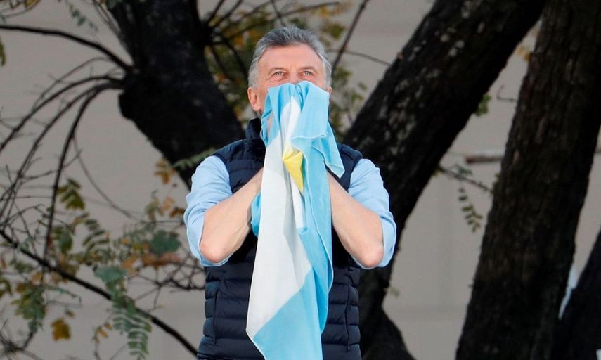 El presidente argentino Mauricio Macri sostiene una bandera nacional durante un evento en Buenos Aires, Argentina, el sábado 28 de septiembre de 2019.