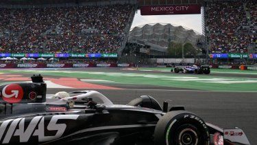 El piloto danés Kevin Magnussen, del equipo Haas F1, compite durante el Gran Premio de la Ciudad de México en el autódromo Hermanos Rodríguez, en la Ciudad de México, el 27 de octubre de 2024. 