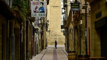 Un peatón camina por una calle vacía en la localidad de Haro, en el norte de España, el lunes 9 de marzo de 2020.