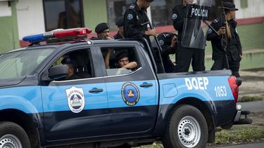 Miembros de las Fuerzas Especiales de la Policía Nacional del régimen de Daniel Ortega patrullan las calles de Managua.