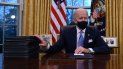 El presidente de Estados Unidos, Joe Biden, se prepara para firmar una serie de órdenes en la Oficina Oval de la Casa Blanca en Washington, DC, luego de prestar juramento en el Capitolio de Estados Unidos el 20 de enero de 2021. El presidente de Estados Unidos, Joe Biden, se prepara para firmar una serie de órdenes en la Oficina Oval de la Casa Blanca en Washington, DC, luego de prestar juramento en el Capitolio de Estados Unidos el 20 de enero de 2021.