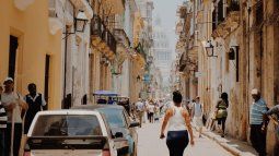 Gente caminando en una de las calles La Habana. 