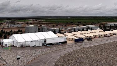 Albergue utilizado para alojar a niños migrantes que viajan solos, en Tornillo, Texas.
