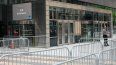 La foto muestra a un oficial de inmigración en la entrada del Edificio Federal Jacob K. Javitz en Nueva York, donde opera el tribunal de inmigración y las oficinas de ICE.