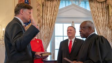 El 13SEP19 el magistrado Clarence Thomas toma juramento a Christopher Thomas Landau como embajador de EEUU en México.&nbsp;