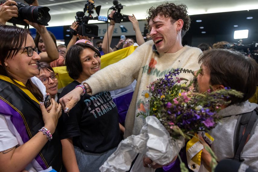 El cantante suizo Nemo, quien ganó la final del 68º Festival de la Canción de Eurovisión 2024 con la canción The Code, es recibido por sus seguidores después de aterrizar en el aeropuerto de Zurich, Suiza, el 12 de mayo de 2024.